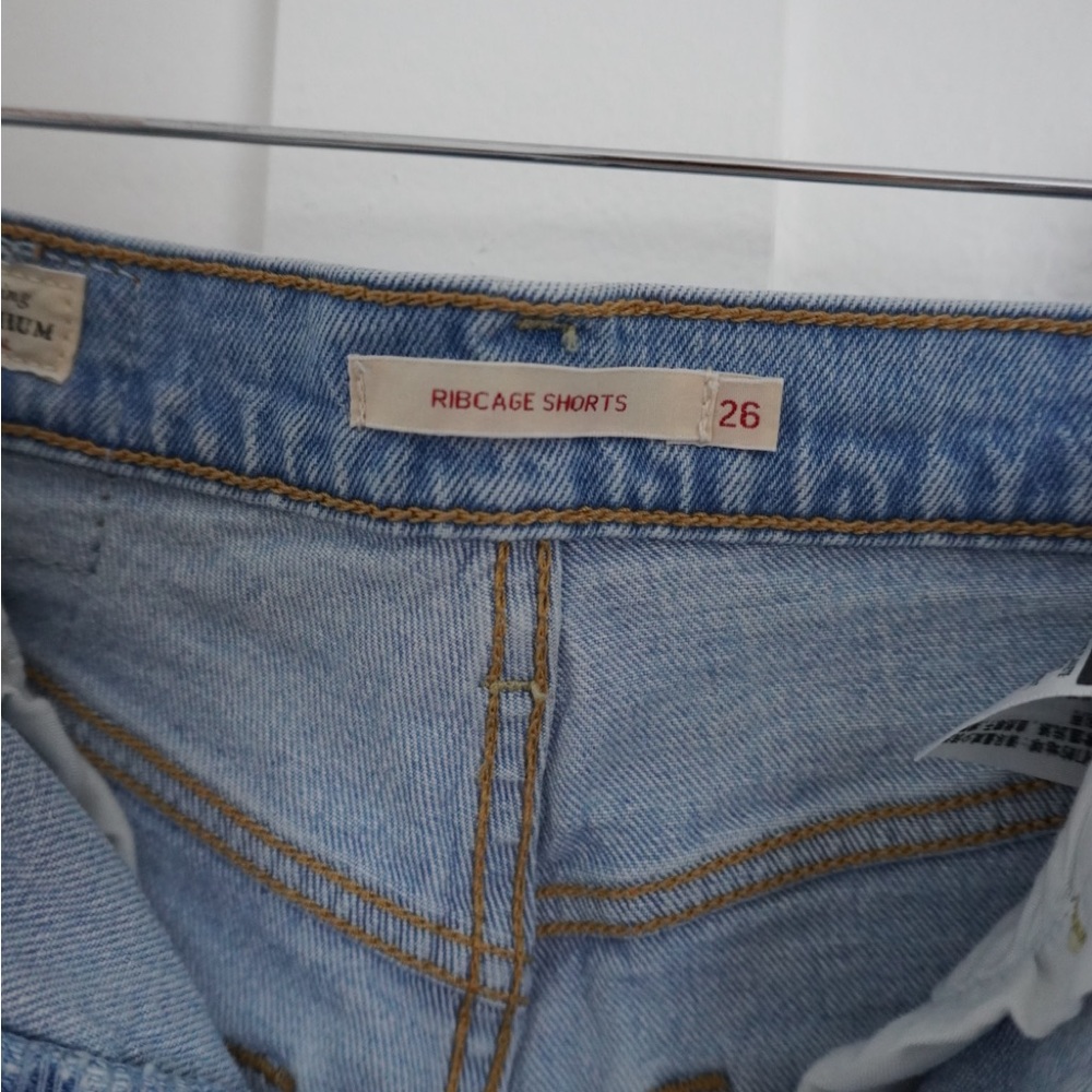 Levi’s Ribcage Shorts Light Wash - Picture 4 of 5